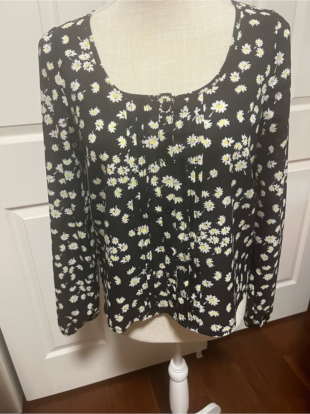 Mudd Black Daisy Print Long Sleeve Scoop Neck Top